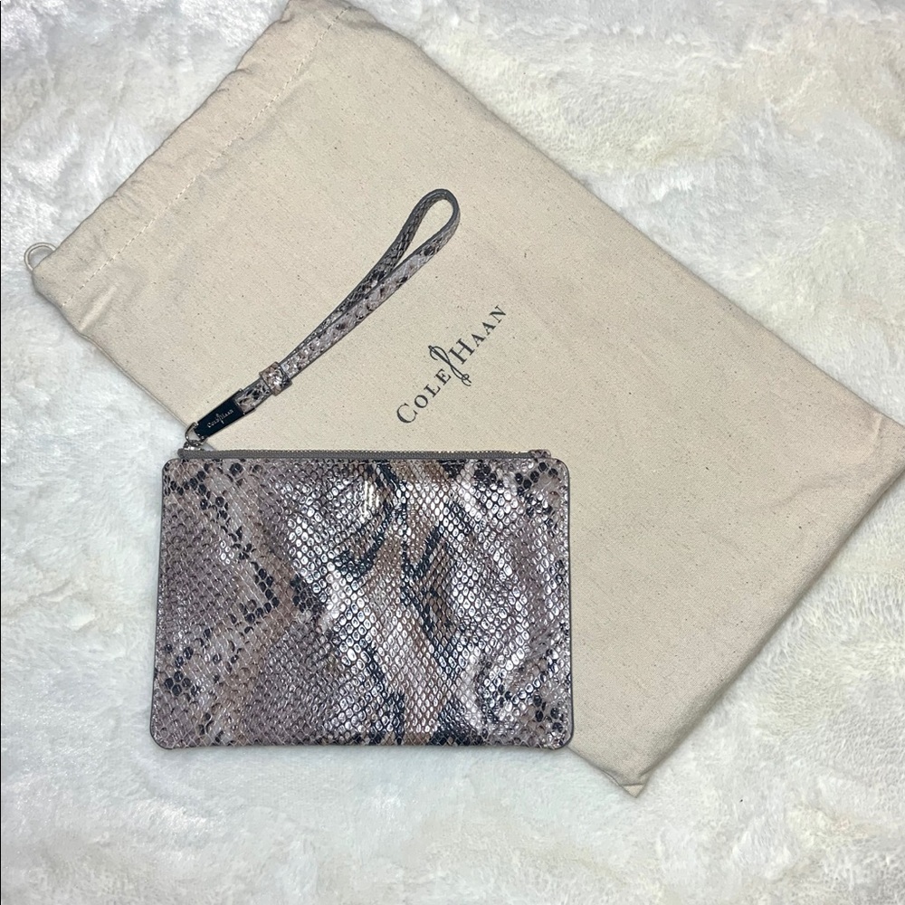 🍃Cole Haan wristlet